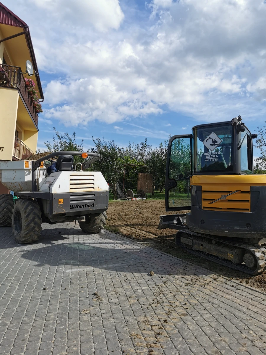 Niwelacja terenu, Usługi koparką